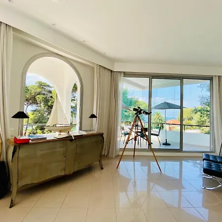 Hébergement de vacances Beautiful 5 Bedroom Villa With Direct Sea View Antibes
