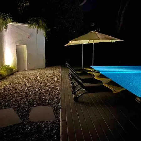 Hébergement de vacances Beautiful 5 Bedroom Villa With Direct Sea View