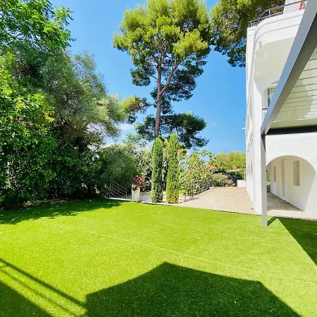 Hébergement de vacances Beautiful 5 Bedroom Villa With Direct Sea View *