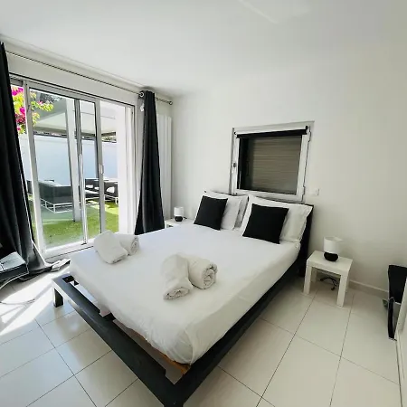 Hébergement de vacances Beautiful 5 Bedroom Villa With Direct Sea View *