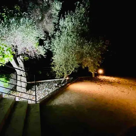 Hébergement de vacances Beautiful 5 Bedroom Villa With Direct Sea View *