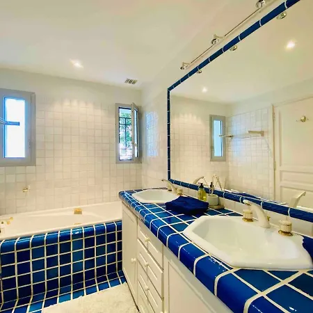Hébergement de vacances Beautiful 5 Bedroom Villa With Direct Sea View Antibes