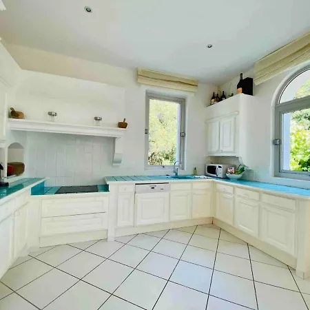 Hébergement de vacances Beautiful 5 Bedroom Villa With Direct Sea View