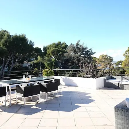 Beautiful 5 Bedroom Villa With Direct Sea View Hébergement de vacances *