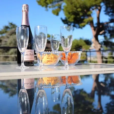 Beautiful 5 Bedroom Villa With Direct Sea View Hébergement de vacances
