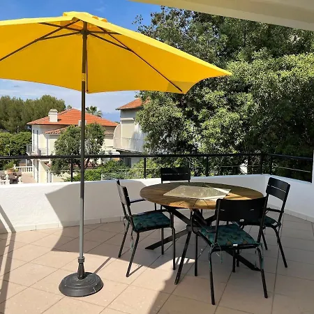 Hébergement de vacances Beautiful 5 Bedroom Villa With Direct Sea View *