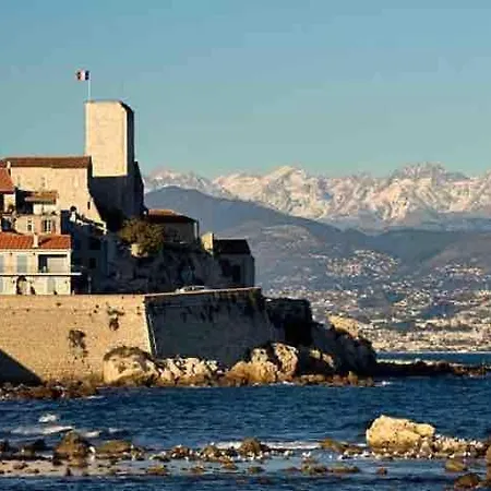Hébergement de vacances Beautiful 5 Bedroom Villa With Direct Sea View