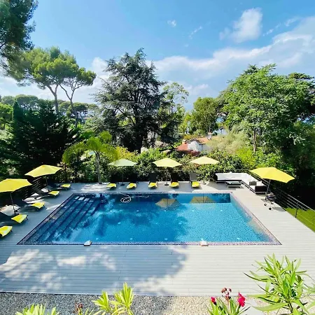 Beautiful 5 Bedroom Villa With Direct Sea View Hébergement de vacances *